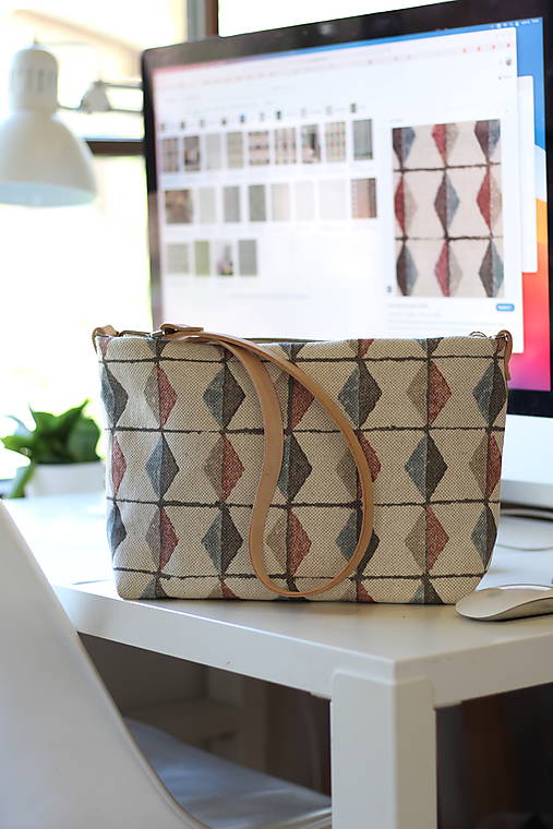 Ručne vyrobená crossbody kabelka z ľanovej dizajnérskej látky Lewis & Wood Metrica | Kožené remienky | Vnútorné vrecká |