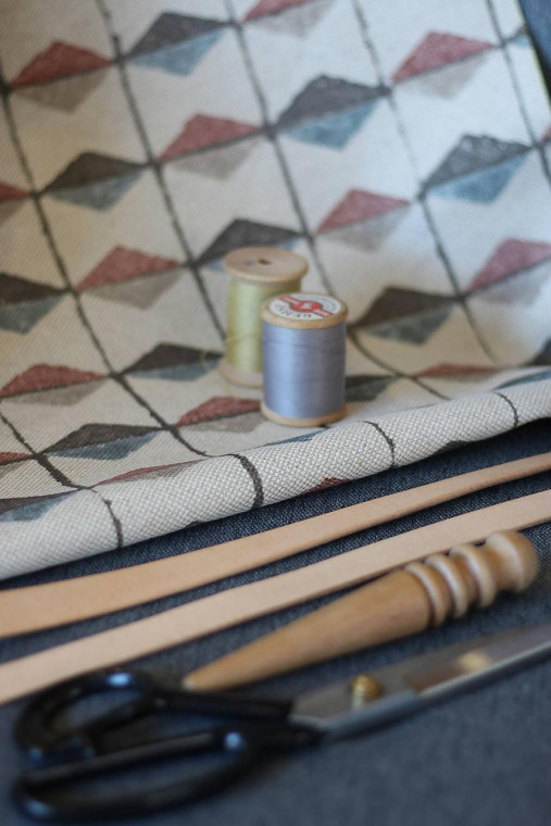Ručne vyrobená crossbody kabelka z ľanovej dizajnérskej látky Lewis & Wood Metrica | Kožené remienky | Vnútorné vrecká |