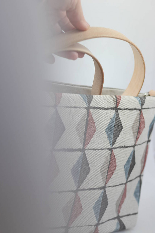 Ručne vyrobená crossbody kabelka z ľanovej dizajnérskej látky Lewis & Wood Metrica | Kožené remienky | Vnútorné vrecká |