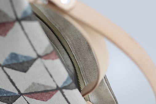 Ručne vyrobená crossbody kabelka z ľanovej dizajnérskej látky Lewis & Wood Metrica | Kožené remienky | Vnútorné vrecká |