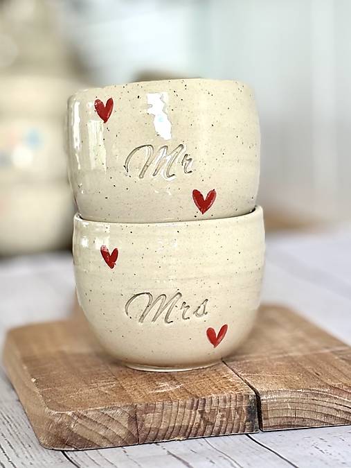 Set pohárikov Mrs. Mr., Love Limited na bodkovanej hline