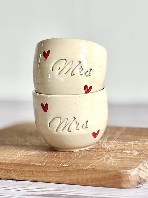 Set pohárikov Mrs. Mr., Love Limited na bodkovanej hline