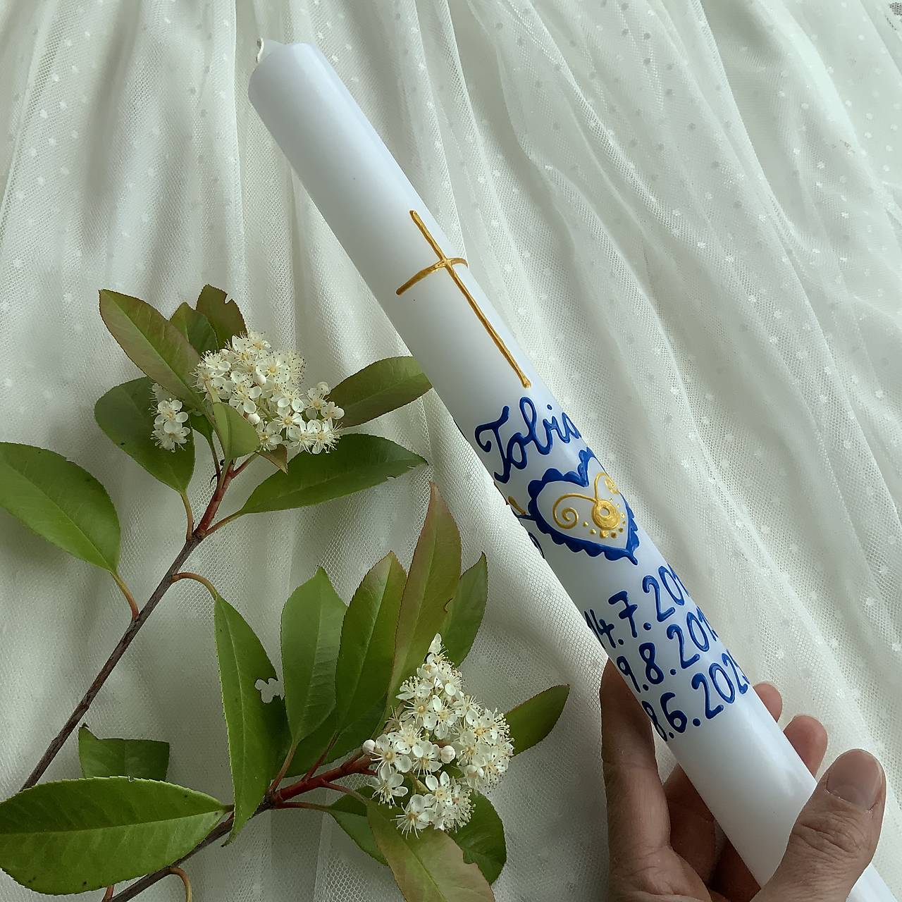 Ručne maľovaná krstná svieca s personalizáciou – 35 cm, biely vosk (v modrozlatá)