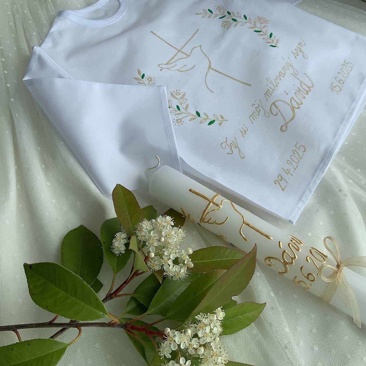 Krstná košieľka a svieca ručne maľovaná  s krížom, holubicou a jednoduchými ratolesťami v zlato zelenej