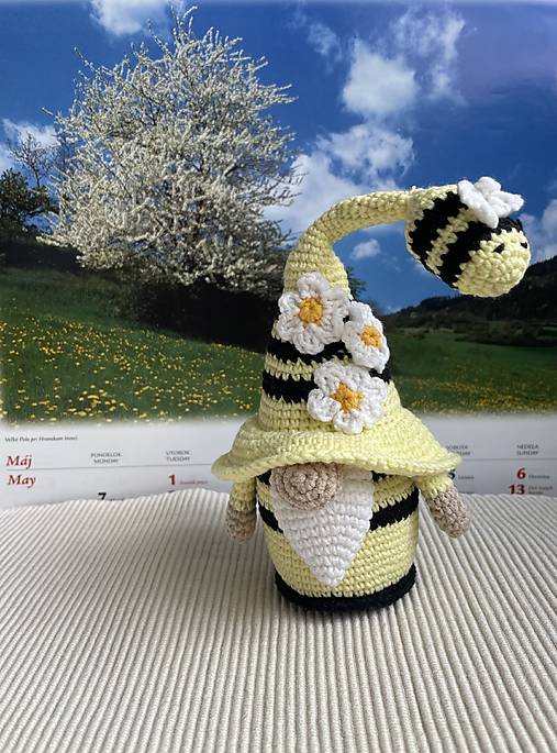 Hračky - 12 háčkovaných mesiačikov - trpaslíkov (Trpaslík máj - včielka) - 17554749_