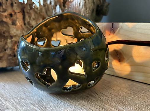 Svietidlá - Dekoračný keramický svietnik "Olivové srdce" - 17554421_