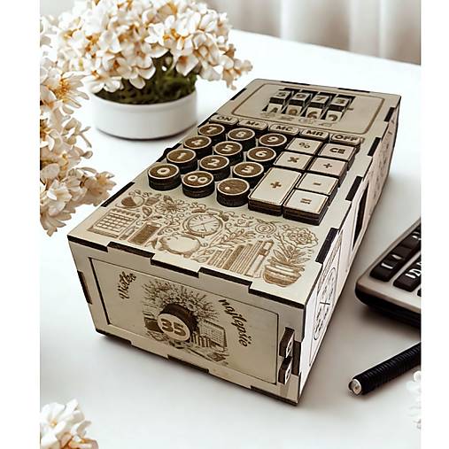 Úložné priestory & Organizácia - Drevená krabička s hlavolamom „kalkulačka„ - 17552739_