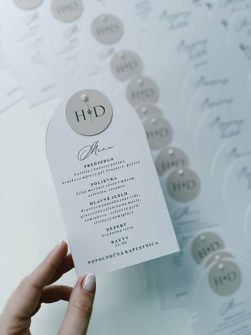 Papiernictvo - Svadobné menu trojhran oblý s iniciálmi - 17555589_