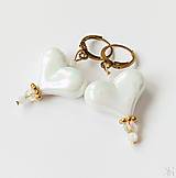 Náušnice - Bielo-zlaté náušnice srdiečka s perleťou - chirurgická oceľ - 17555386_