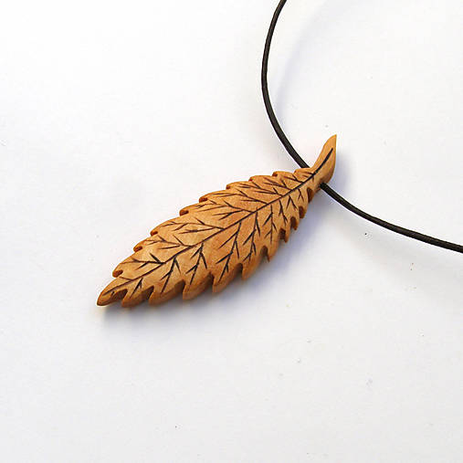 Náhrdelníky - Drevený náhrdelník - jelšový lístok - 17557464_