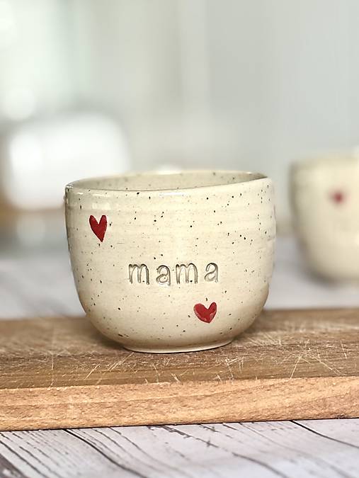 Pohárik MAMA Love na bodkovanej hline