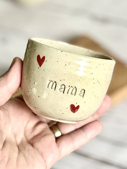 Pohárik MAMA Love na bodkovanej hline