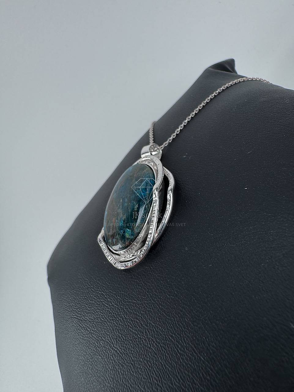 Strieborný 925/1000 prívesok s apatitom 