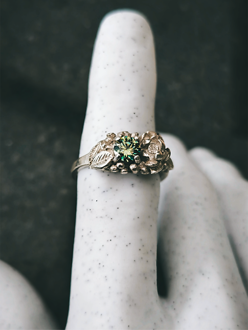 Strieborný prsteň s moissanitom 