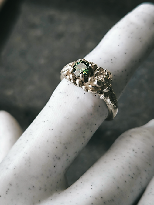 Strieborný prsteň s moissanitom 