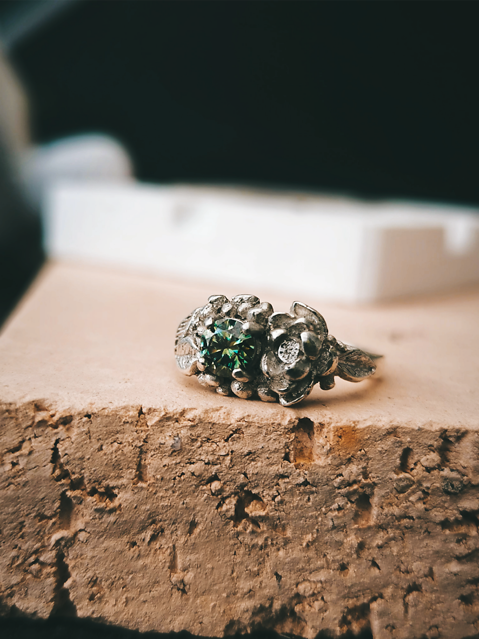 Strieborný prsteň s moissanitom 