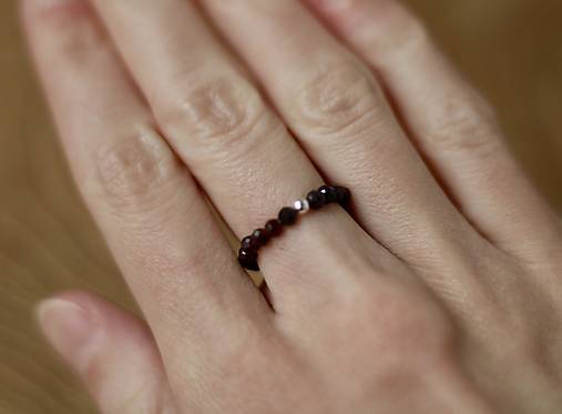 Prstene - Prsteň so striebornou korálkou Ag925 - granát  - 17561934_