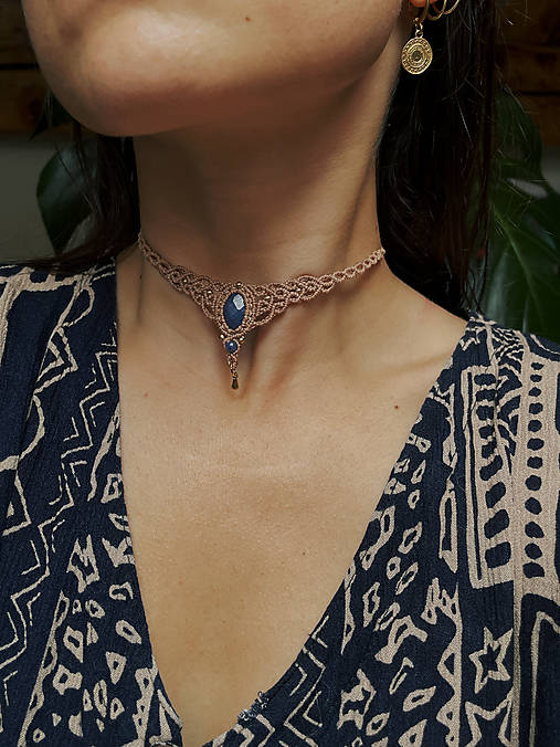 Náhrdelníky - Boho choker s fazetovaným kameňom - 17561853_