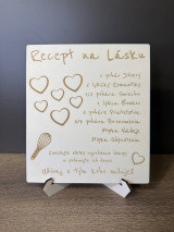 Dekorácie - Recept na Lásku – gravírovaná drevená doštička so stojanom - 17565688_