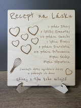 Dekorácie - Recept na Lásku – gravírovaná drevená doštička so stojanom - 17565689_