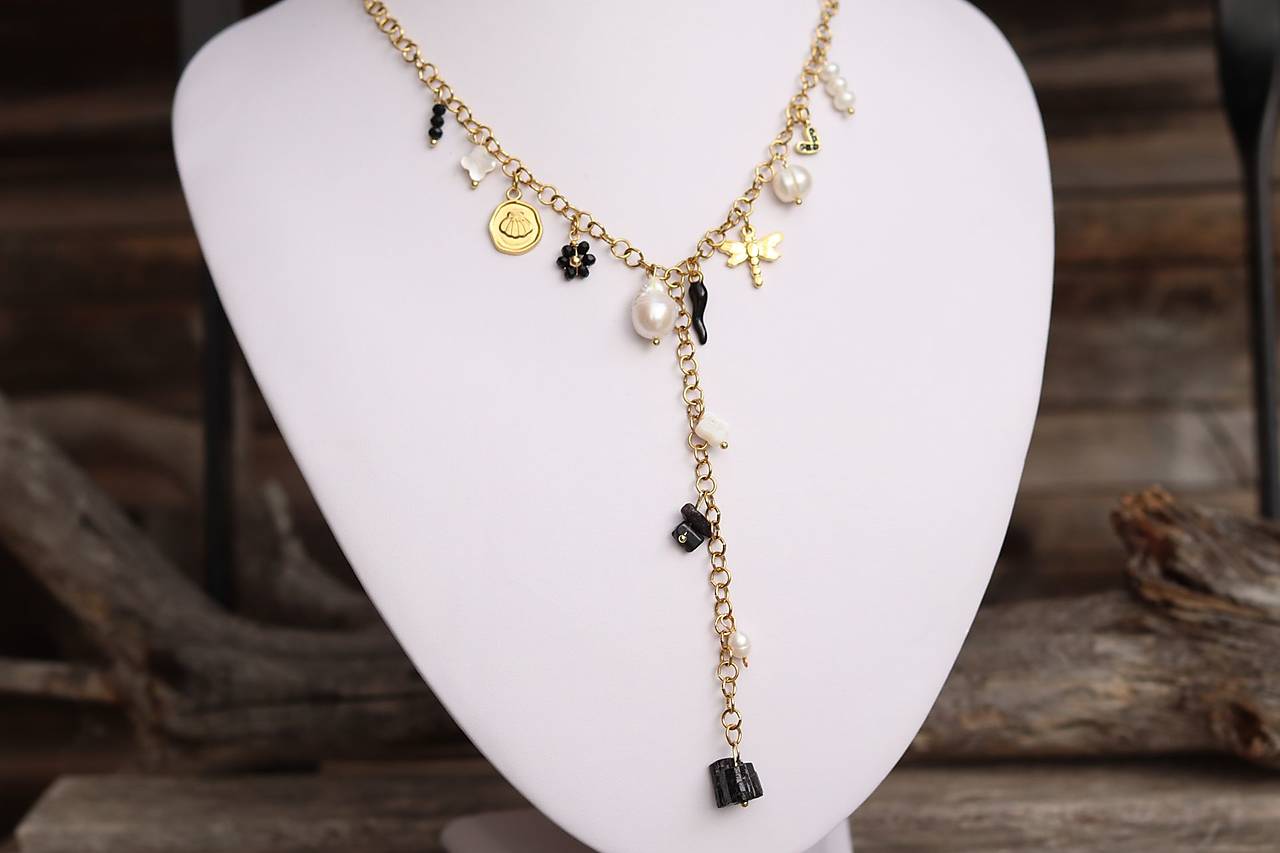 Retiazkový náhrdleník s príveskami - black