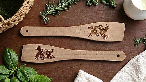 Príbory, varešky, pomôcky - Originálna obojstranne gravírovná vareška s Vianočným motívom Líšky so šálom – Ideálny darček z dreva | Handmade - 17568004_