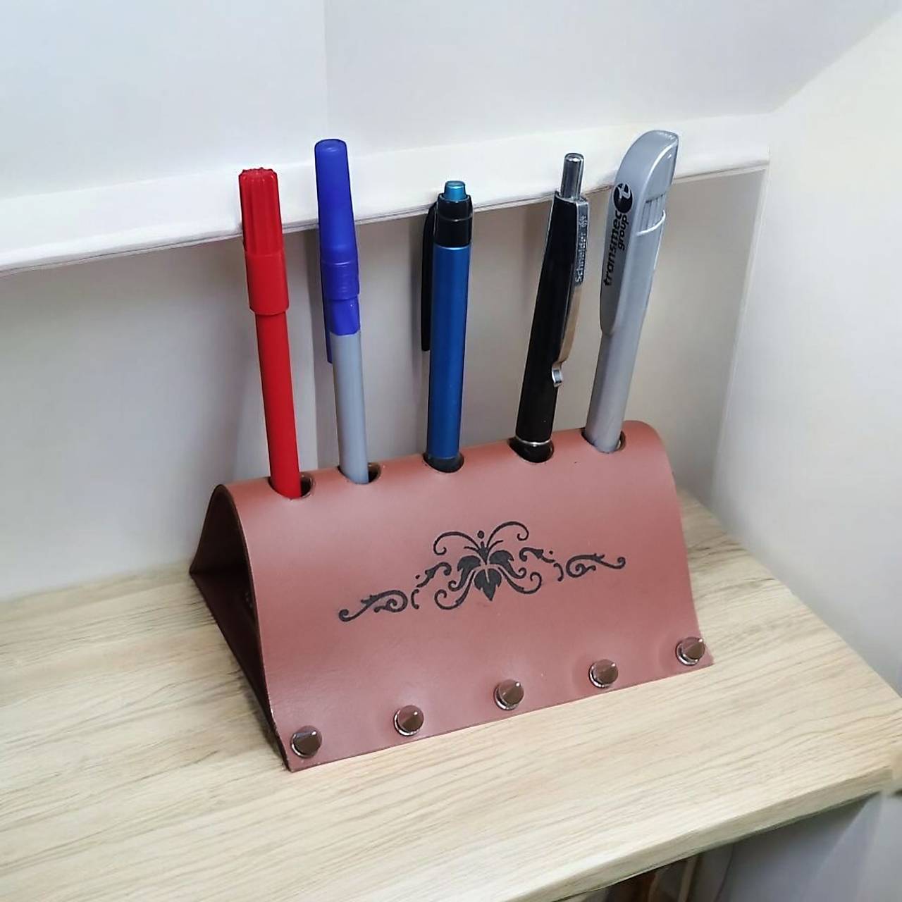 Kožený stojan na písacie potreby 