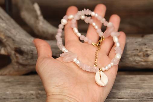 Letný náhrdelník choker - ruženín, perla