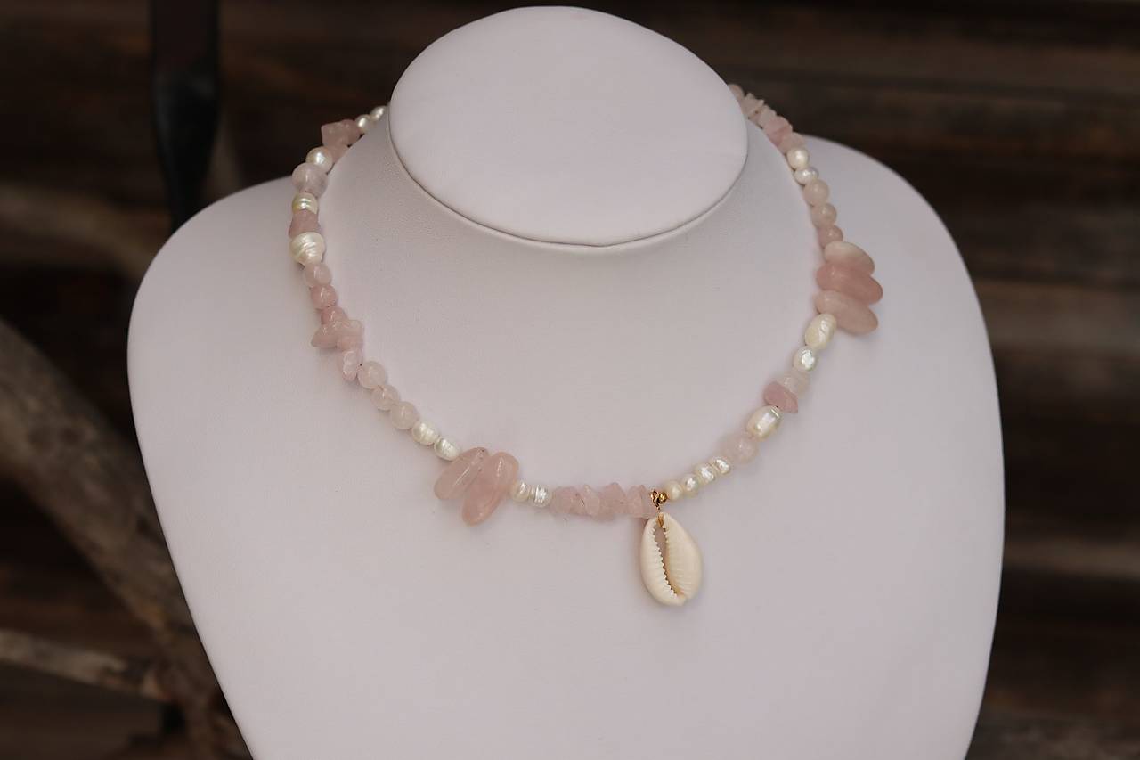 Letný náhrdelník choker - ruženín, perla