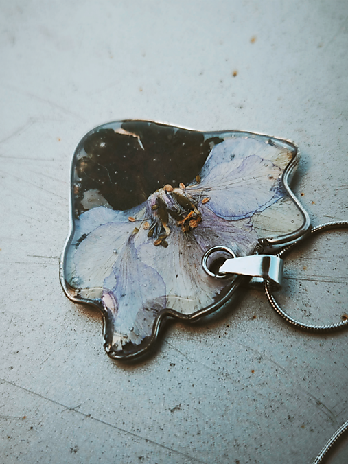 Kvet s lístkom na retiazke 