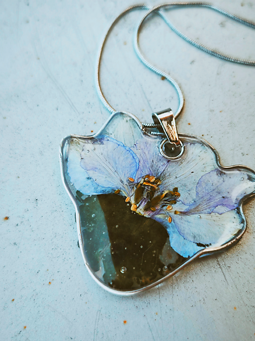 Kvet s lístkom na retiazke 