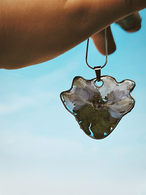 Kvet s lístkom na retiazke 