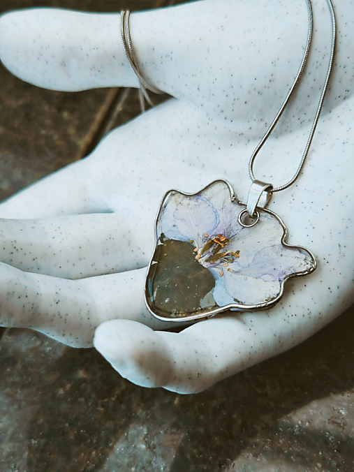 Kvet s lístkom na retiazke 