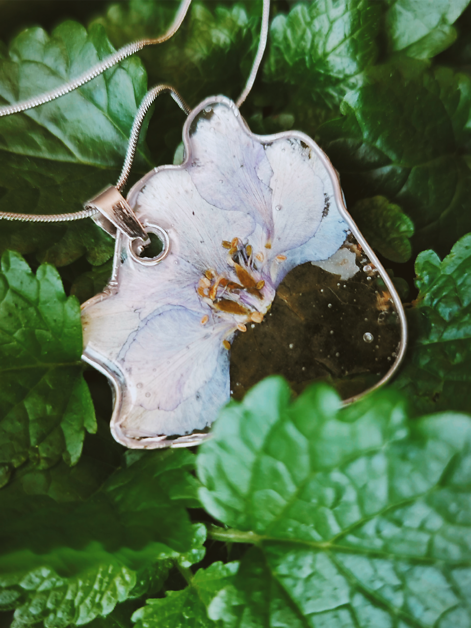 Kvet s lístkom na retiazke 