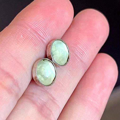ZĽAVA 20% Faceted Prehnite Ag925 Stud Earrings / Náušnice s prehnitom AG925 E055