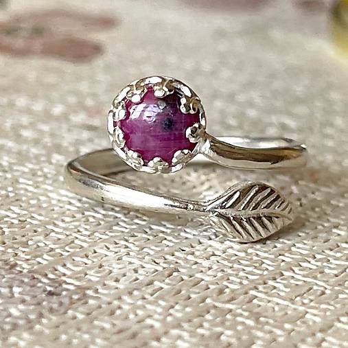 Leaf Natural Ruby Ring Ag925 / Strieborný prsteň s rubínom E001
