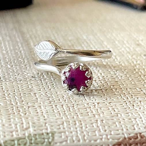 Leaf Natural Ruby Ring Ag925 / Strieborný prsteň s rubínom E001