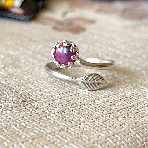 Leaf Natural Ruby Ring Ag925 / Strieborný prsteň s rubínom E001