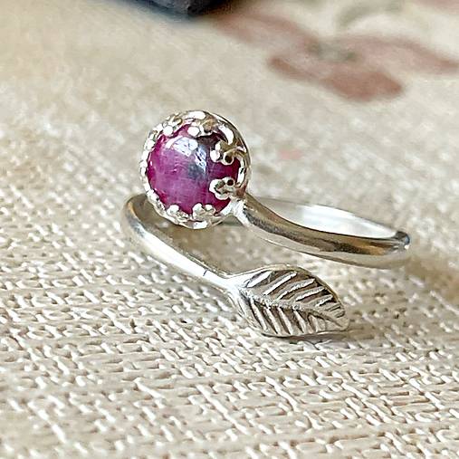 Leaf Natural Ruby Ring Ag925 / Strieborný prsteň s rubínom E001