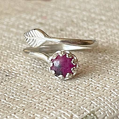 Leaf Natural Ruby Ring Ag925 / Strieborný prsteň s rubínom E001