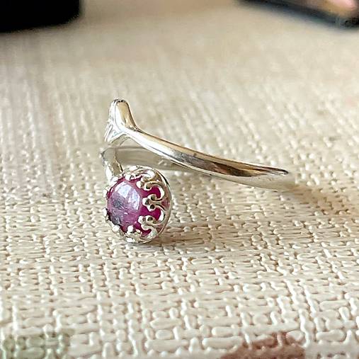 Leaf Natural Ruby Ring Ag925 / Strieborný prsteň s rubínom E001
