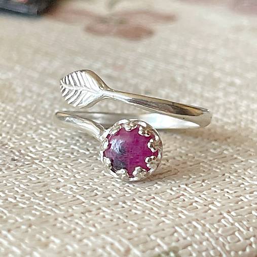 Leaf Natural Ruby Ring Ag925 / Strieborný prsteň s rubínom E001
