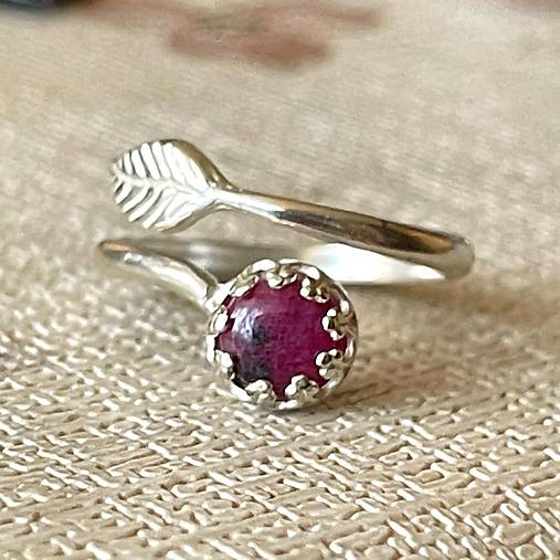 Leaf Natural Ruby Ring Ag925 / Strieborný prsteň s rubínom E001