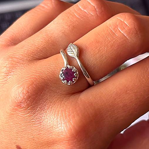 Leaf Natural Ruby Ring Ag925 / Strieborný prsteň s rubínom E001