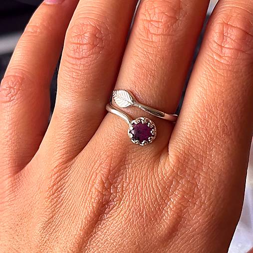 Leaf Natural Ruby Ring Ag925 / Strieborný prsteň s rubínom E001