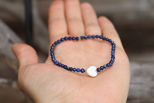 Tenký náramok z minerálu lapis lazuli