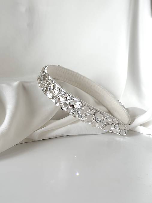 Čiapky, čelenky, klobúky - Elegantná čelenka pre nevestu so žiarivými kamienkami ✨ - 17572466_