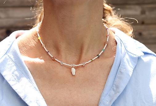Letný choker s minerálmi a mušľou