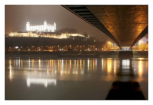 Fotografie - nočná Bratislava - 17574358_