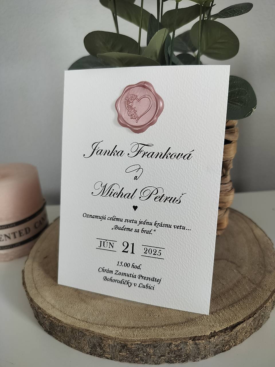 Minimalistické svadobné oznámenie s pečaťou 